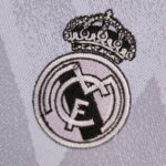 Camiseta Real Madrid segunda equipación 2022-2023 femenino escudo