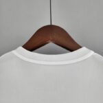 Camiseta del Real Madrid retro primera equipación temporada 2017-2018 - cuello posterior