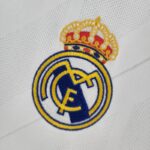 Camiseta del Real Madrid retro primera equipación temporada 2017-2018 - escudo
