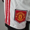 ESCUDO SHORT Mini Conjunto Manchester United Primera Equipación 2022-2023