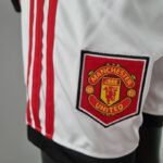 ESCUDO SHORT Mini Conjunto Manchester United Primera Equipación 2022-2023