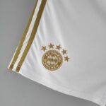 Pantalón corto Bayern Munich segunda equipación 2022-2023 escudo