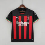 Primera equipación del AC Milan 2223 versión aficionado
