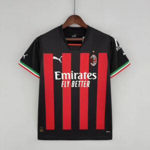 Primera equipación del AC Milan 2223 versión aficionado