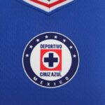 camiseta primera equipación Cruz Azul 2022 -2023 versión jugador - escudo