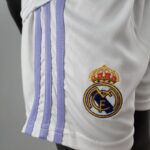 ESCUDO SHORT Mini conjunto Real Madrid Primera equipación 22/23