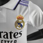 ESCUDO Mini conjunto Real Madrid Primera equipación 22/23