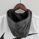 CAPUCHA Cortavientos Nike Negro y Blanco