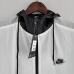 CUELLO Cortavientos Nike Negro y Blanco