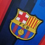 Camiseta del Barcelona primera equipación temporada 2022-2023 mujer - escudo