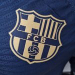 Camiseta prepartido FC Barcelona temporada 2022-2023 - versión jugador - escudo