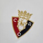 Camiseta tercera equipación Osasuna 22-23 versión fan - escudo