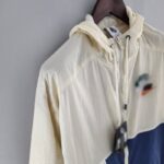 PECHO LATERAL Cortavientos Nike Beige Azul