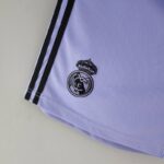 Pantalón corto Real Madrid segunda equipación 2022-2023 escudo
