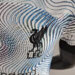 Camiseta del Liverpool segunda equipación 22-23 versión jugador - escudo