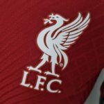 escudo camiseta liverpool 2022-23