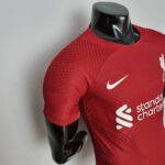 pecho lateral de la camiseta liverpool 2022-23