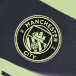 Camiseta Manchester City tercera equipación 22-23 - versión fan - escudo