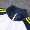 Cuello de la chaqueta blanca del Real Madrid 2022-2023
