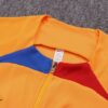 Cuello de la chaqueta del chándal amarillo del FC Barcelona 2022-2023