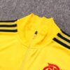 Cuello de la chaqueta del chándal amarillo del Flamengo 2022-2023