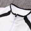 Cuello de la chaqueta del chándal blanco del Real Madrid 2022-2023
