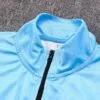 Cuello de la chaqueta del chándal celeste del Gremio FBPA 2022-2023