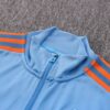 Cuello de la chaqueta del chándal celeste del Manchester United 2022-2023 - copia