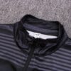 Cuello de la chaqueta del chándal negro del Manchester City 2022-2023