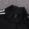 Cuello de la chaqueta del chándal negro del Manchester United 2022-2023