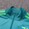 Cuello de la chaqueta del chándal verde del Juventus 2022-2023