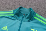 Cuello de la chaqueta del chándal verde del Juventus 2022-2023