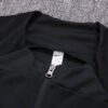 Cuello de la chaqueta del conjunto chándal negro del Chelsea 2022-2023