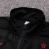 Cuello del chándal negro de la A.C Milan 2022-2023.