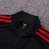 Cuello del chándal negro del Manchester United 2022-2023