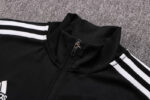 Cuello del chándal negro del Real Madrid 2022-2023