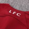 Dorsal del cuello de la chaqueta del chándal Granate del Liverpool 2022-2023