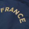 Dorso de la chaqueta del chándal azul de la Federación Francesa de Fútbol 2022-2023