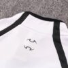Dorso de la chaqueta del chándal blanco del Real Madrid 2022-2023