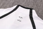 Dorso de la chaqueta del chándal blanco del Real Madrid 2022-2023