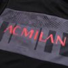 Dorso de la chaqueta del chándal negro de la A.C Milan 2022-2023.