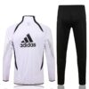 Dorso del conjunto de chándal blanco del Real Madrid 2022-2023