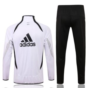 Dorso del conjunto de chándal blanco del Real Madrid 2022-2023
