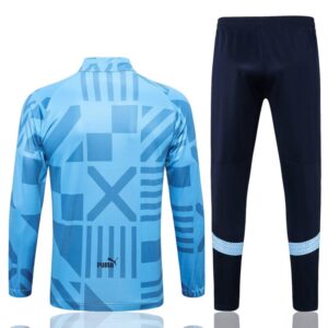 Dorso del conjunto de chándal celeste del Manchester City 2022-2023