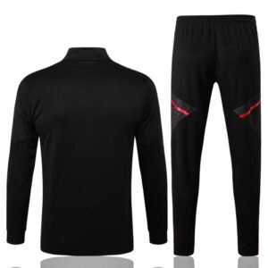 Dorso del conjunto de chándal negro del Manchester United 2022-2023