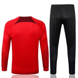 Dorso del conjunto de chándal rojo del Liverpool 2022-2023