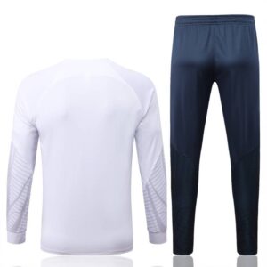 Dorso del conjunto del chándal blanco del Paris Saint-Germain 2022-2023