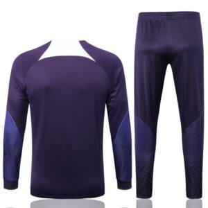 Dorso del conjunto del chándal morado del Milan 2022-2023