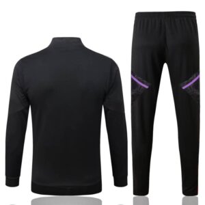 Dorso del conjunto del chándal negro del Real Madrid 2022-2023