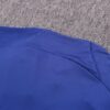 Dorso del cuello de la chaqueta del chándal azul de la FC Barcelona 2022-2023